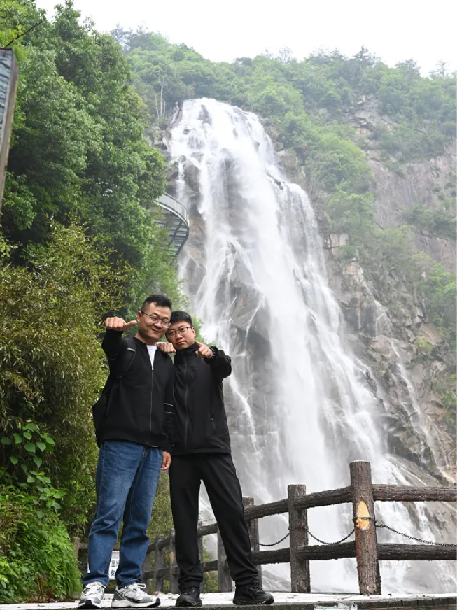 ag亚娱风管销售中心员工在安徽明堂山景区照片